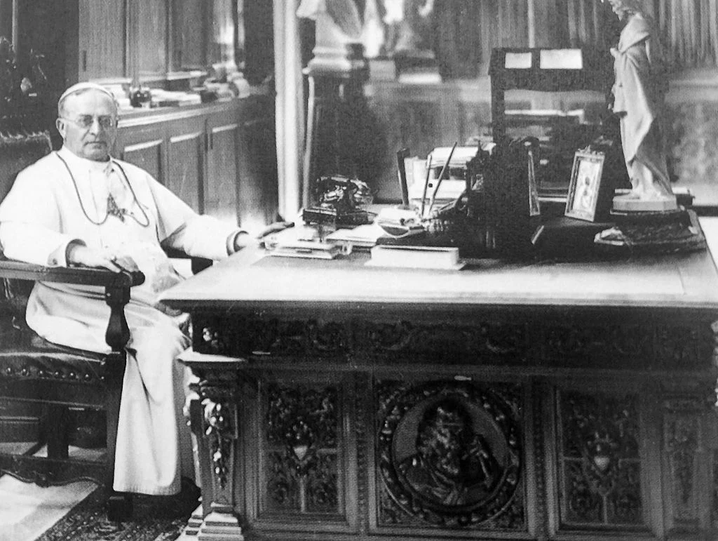 Pius XI w swoim gabinecie