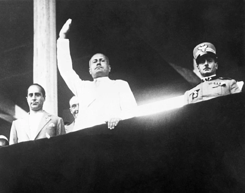 Salut rzymski w Rzymie. Mussolini pozdrawiający młodzież, zgromadzoną na jego przemówieniu