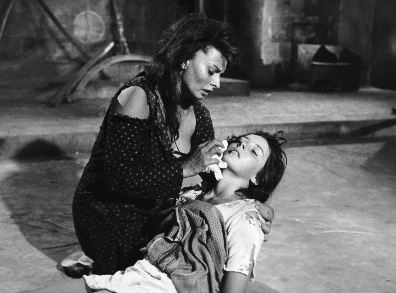 Za główną rolę w filmie "Matka i córka" ("La Ciociara") w reżyserii Vittoria De Siki otrzymała w 1954 roku Oscara. "Ten Oscar zmienił wszystko. Otworzył mi międzynarodowe drzwi, pracowałam z największymi w Hollywood, od Marlona Brando po Cary'ego Granta i Charlie'ego Chaplina. Stało się tak także dlatego, że nie wygrałam z powodu urody, ale za trudną rolę. Grałam w niedbałych ubraniach, bez makijażu" - zauważyła włoska aktorka.