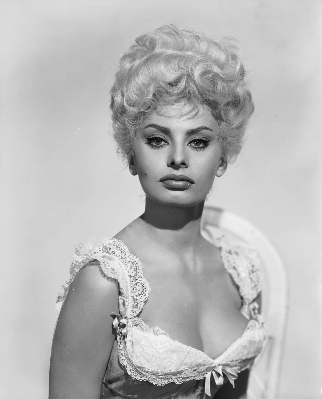 W "Pięknej złośnicy" (1960) George'a Cukora Sophia Loren wystąpiła jako blondynka. Film ukazuje dzieje wędrownej trupy teatralnej Healy Dramatic Company podróżującej po Zachodzie w latach 80. XIX wieku. W poszukiwaniu sposobu na zaspokojenie oczekiwań publiczności, prowadzący wspólnie zespół Angela Rossini (Sophia Loren) i Tom Healy (Anthony Quinn) przydają pikanterii swym komicznym niepowodzeniom.