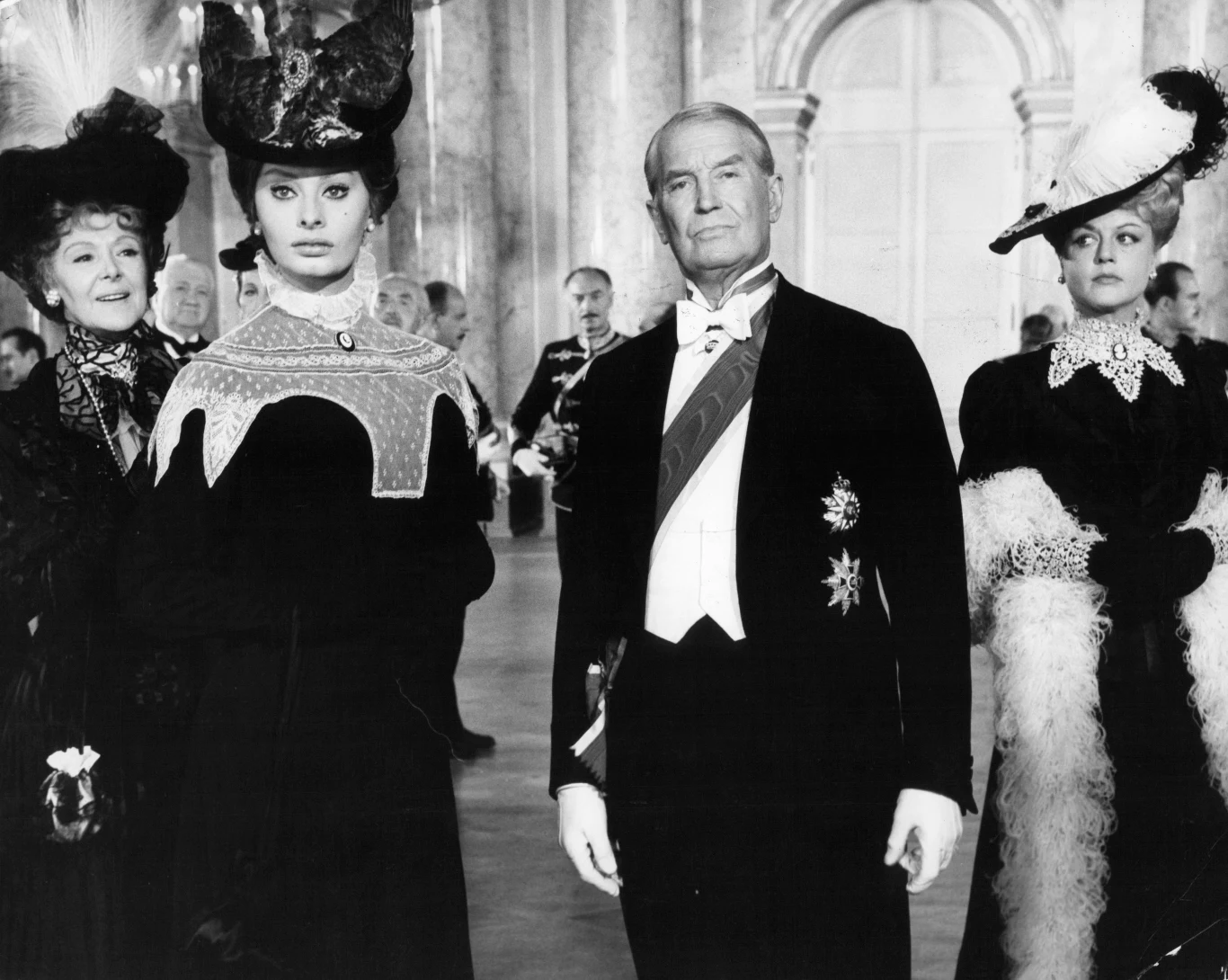 W filmie "Powiew skandalu" (1960) Michael Curtiza (tego od "Casablanki") Loren zagrała austriacką księżniczkę Olympię, która – choć wygnana z rodowej siedziby za „skandaliczną niedyskrecję” – lekceważy matczyne życzenie, by poślubiła księcia.  Zamiast tego interesuje się przystojnym Johnem Gavinem ("Psychoza") – amerykańskim inżynierem górnictwa przebywającym w Wiedniu, któremu udaje się zyskać przychylność jej ojca (Maurice Chevallier).