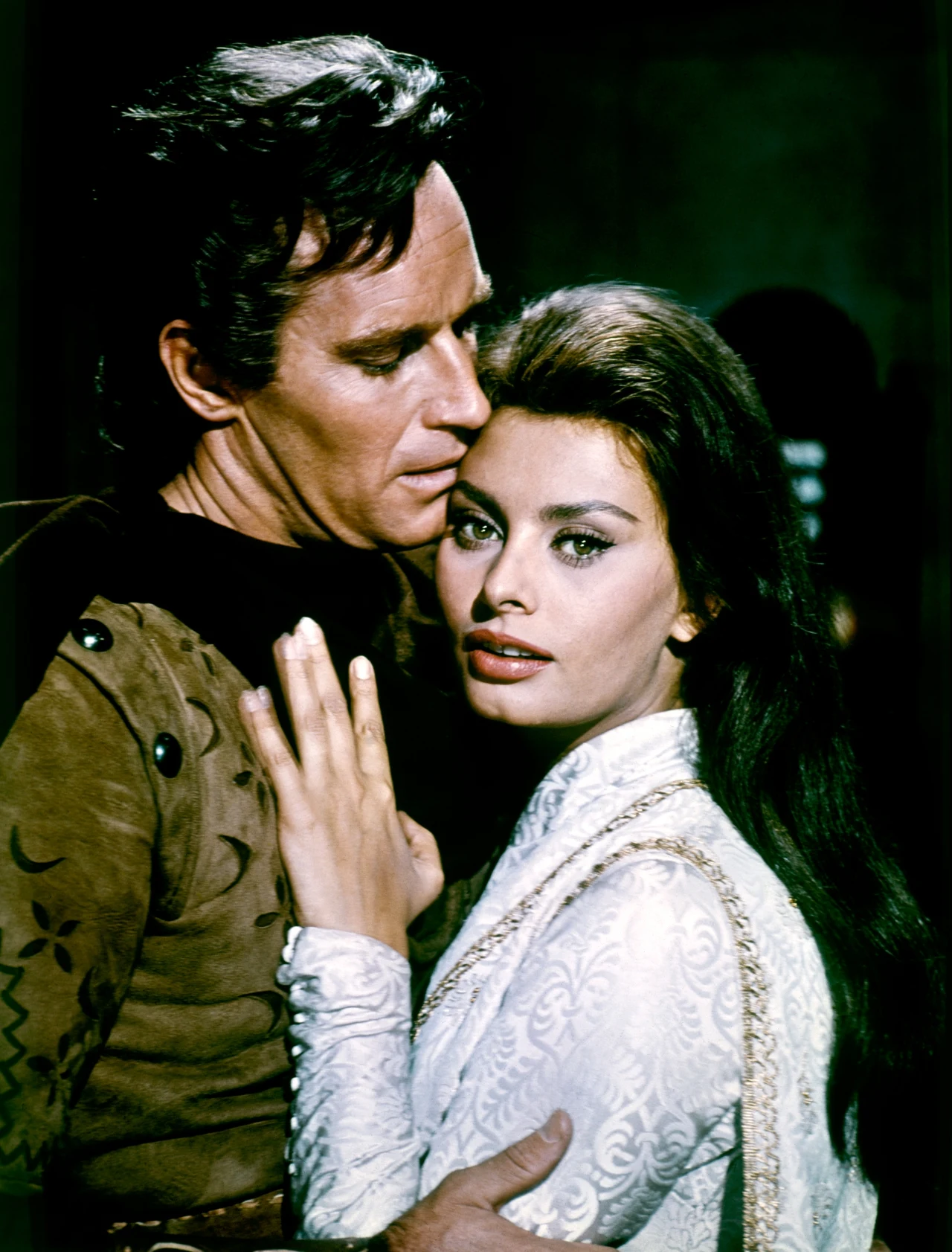 Historyczny epos Anthony'ego Manna "Cyd" (1961) to opowieść o kastylijskim rycerzu Rodrigo Diazie de Bivarze (Charlton Heston), który jedzie na ślub ze swoją ukochaną (Sophia Loren). Włoska aktorka dołączyła występem w tej produkcji do ścisłej czołówki hollywoodzkich aktorek, wśród których prym wiodła Elizabeth Taylor.