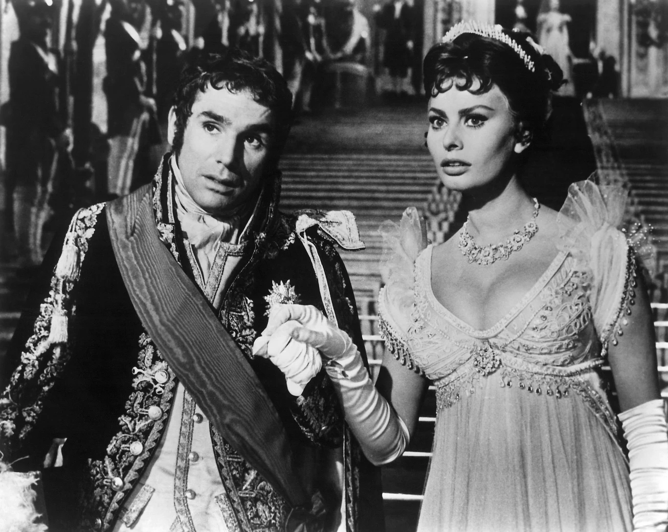 Akcja filmu "Madame Sans-Gene" (1961) dzieje się w okresie rządów Napoleona, który jest jednym z bohaterem filmu. Tytułowa Madame Sans-Gene [Sofia Loren] to hałaśliwa praczka, dochodząca w szybkim tempie od prania i cerowania żołnierskich koszul i kalesonów do godności księżny gdańskiej. Dzięki sprytowi i urodzie omal nie zostaje królową...