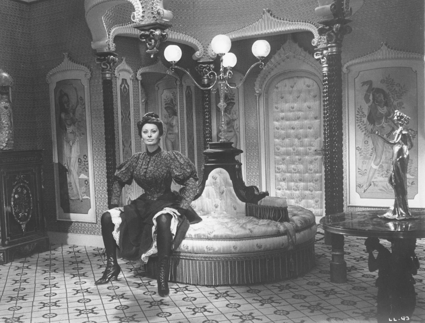 W komedii "Lady L" (1965) Loren wcieliła się w tytułową postać niejakiej Louise Lendale, która będąc praczką w zakładzie "Le Mouton Bleu", spotkała Armanda (Paul Newman), czarującego anarchistę i została jego kochanką. Podczas nieobecności Armanda spotkała brytyjskiego lorda, którego wkrótce zaczęła nazywać Dicky (David Niven). On zaoferował jej małżeństwo. Zgodziła się pod warunkiem, że wciąż będzie mogła widywać Armanda...