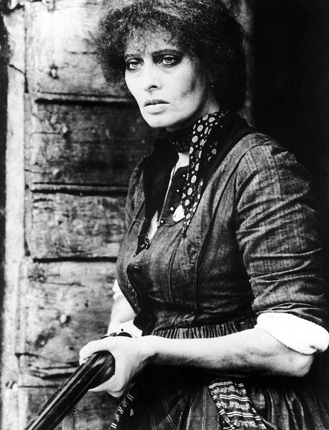 W jednym z wywiadów Sophia Loren powiedziała, że nie otrzymała wykształcenia, bo ani jej matka, ani babka nie miały czasu na edukację. "Razem z moją siostrą Marią nauczyłyśmy się stawać na głowie, aby wiązać koniec z końcem" - powiedziała. Na zdjęciu - Sophia Loren w filmie "Krwawe zajście pomiędzy dwoma mężczyznami z powodu pewnej wdowy. Podejrzewa się przyczyny polityczne" w reżyserii Liny Wertmüller (1978).