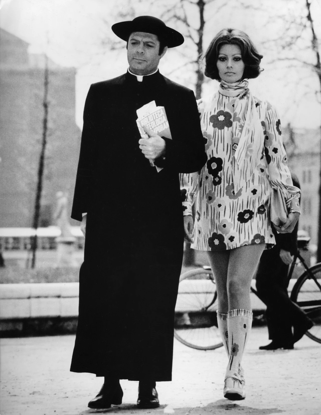 W komedii "Żona dla księdza" (1970) Loren wciela się w postać nieszczęśliwie zakochanej dziewczyny, która dowiedziawszy się o zdradzie swego ukochanego, postanawia popełnić samobójstwo. Udaje się ją jednak uratować a w szpitalu poznaje przystojnego księdza (nie kto inny, jak Marcello Mastroianni), który zakochuje się w temperamentnej pacjentce.