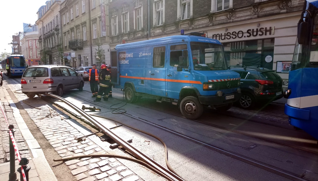 Mercedes Vario Pogotowie Torowe krakowskie ZUE podczas interwencji na ul. Zwierzynieckiej