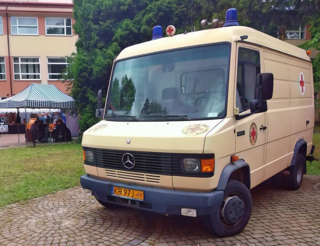 Mercedes 609d/Miesen - Muzeum Ratownictwa w Krakowie, karetka wielonoszowa, dar PCK