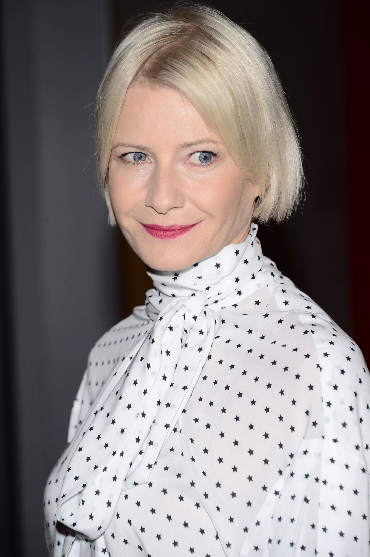 Na gdyńskim festiwalu filmowym aktorka zaprezentowała się w koszuli w gwiazdki, której kołnierz wykończony jest kokardą. Na gdyńskim festiwalu filmowym aktorka zaprezentowała się w koszuli w gwiazdki, której kołnierz wykończony jest kokardą.