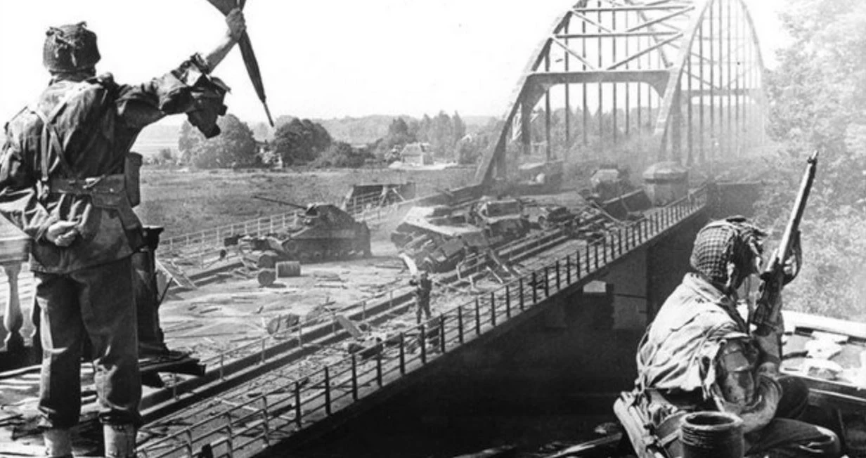 Latem 1944 roku o względy głównodowodzącego Dwighta Eisenhowera oraz o zapasy zgromadzone w brytyjskich i francuskich portach walczyło dwóch oficerów - marszałek Bernard L. Montgomery i generał George Patton. Obaj obiecywali, że dzięki nim i ich wojskom wojna skończy się jeszcze przed Bożym Narodzeniem. Eisenhower uwierzył brytyjskiemu marszałkowi. Jak się okazało był to zły wybór.