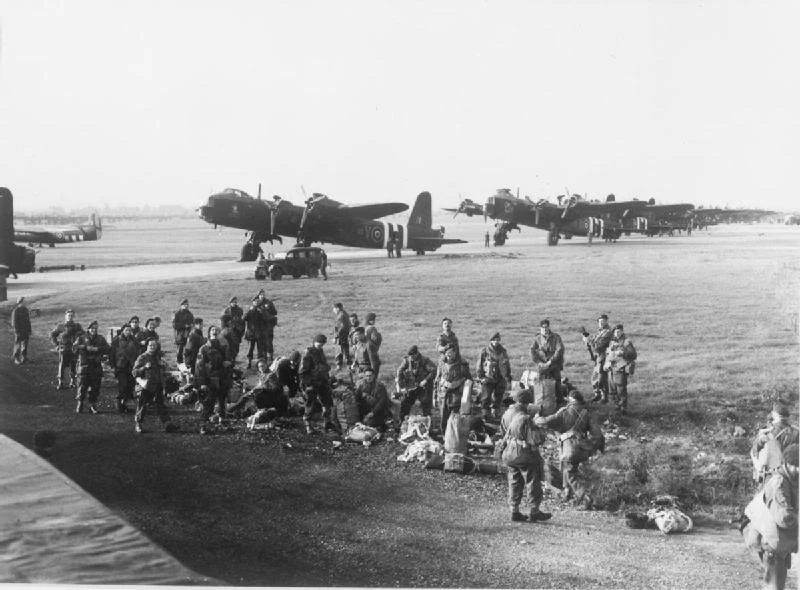 Bernard L. Montgomery, najdelikatniej mówiąc, nie był dobrym strategiem, ani taktykiem. Nawet jego najsłynniejsze zwycięstwo pod El Alamein, okupione zostały nieproporcjonalnie wysokimi stratami. Podobnie, jak dowodzone przez niego operacje Goodwood, gdzie stracił 4000 żołnierzy i 253–400 czołgów. Wobec niemieckich strat na poziomie 2000 – 2500 żołnierzy i 75–100 czołgów, oraz Totalize, gdzie jego wojska, w tym 1 Polska Dywizja Pancerna straciły około 150 czołgów, wobec zniszczonych 45 niemieckich. W obu przypadkach winna była taktyka, obrana przez Montgomery’ego, która nijak nie przystawała do współczesnego pola walki.