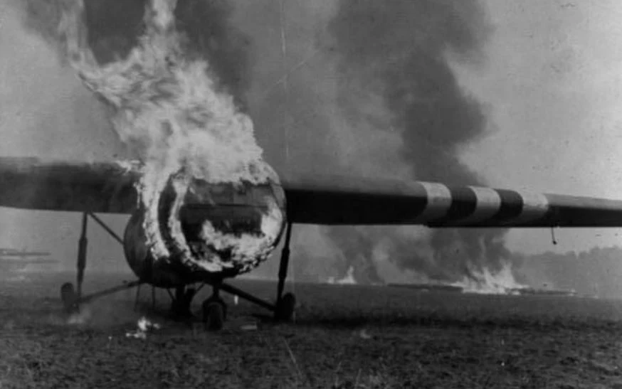 Operacja rozpoczęła się 17 września 1944 roku. Od razu ujawnił się niedostatek środków transportowych, a także brak odpowiedniego rozpoznania. Wszystkie lądujące oddziały napotkały znaczny opór przeciwnika. Amerykańska 101 Dywizja Powietrznodesantowa nie zdołała opanować mostu na Kanale Wilhelminy w Son, który Niemcy na widok spadochroniarzy, wysadzili w powietrze i kiedy dotarły czołgi XXX Korpus gen. Briana Horrocksa, musiano budować most pontonowy. W Nimegen żołnierze 82 Dywizji nie opanowali mostu na Waal. Najgodziej trafili jednak Brytyjczycy z 1 Dywizji Powietrznodesantowej. Spadli oni praktycznie na głowy czołgistów II Korpusu Pancernego SS i utknęli w walkach w Arnhem, obsadzając tylko jednym batalionem północny przyczółek mostu. Wszystkim lądującym pierwszego dnia oddziałom brakowało broni przeciwpancernej, która, jak zdecydował Browning miała dotrzeć dopiero drugiego dnia.