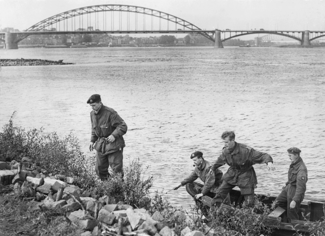 Polska brygada, przy wsparciu 43. Dywizji Piechoty "Wessex", której udało się dotrzeć w pobliże Driel, przy dużych stratach zdołała przeprawić przez Ren jedynie 300 żołnierzy. Brytyjczykom udało się przerzucić kolejnych 350 piechurów z batalionu "Dorset". Na nic się to jednak zdało. Otoczona i atakowana przez oddziały pancerne Waffen SS, 1 Dywizja praktycznie przestała istnieć. Z 10 005 spadochroniarzy stracono 7578 – około 1300 zginęło, pozostali dostali się do niewoli.
