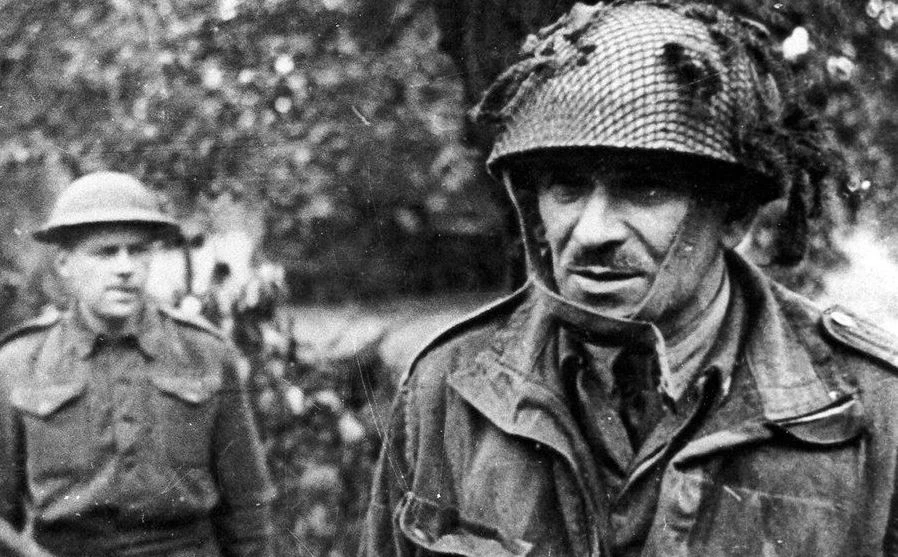 Mimo wsparcia generałów Urquharta i Gavina los Sosabowskiego został przesądzony. Został wezwany do szefa Sztabu Generalnego Wojska Polskiego, gen. Stanisława Kopańskiego. Ten nawet nie próbował wysłuchać oficera, ani nie próbował go bronić przed aliantami. Zakomunikował mu, że zgodnie z życzeniem Brytyjczyków zdejmuje go z dowództwa brygady. W tym samym czasie Kopański napisał wniosek o odznaczenie Browninga orderem Polonia Restituta a Montgomery’ego, Krzyżem Srebrnym Orderu Virtuti Militari, który został wręczony 25 listopada 1944 roku. Kopański wyznaczył Sosabowskiego na inspektora Jednostek Etapowych i Wartowniczych. De facto odstawiono go na boczny tor. Został zdemobilizowany w 1948 roku. Polskie władze pozbawiły go świadczeń. Rozpoczął więc jako robotnik magazynowy w fabryce silników elektrycznych, gdzie pracował przez 17 lat. Zmarł na zawał serca 25 września 1967 roku. Jego prochy zostały przewiezione do Polski i pochowane z honorami na Cmentarzu Wojskowym na Powązkach. Na zdjęciu gen. Sosabowski pod Driel. Sławek Zagórski