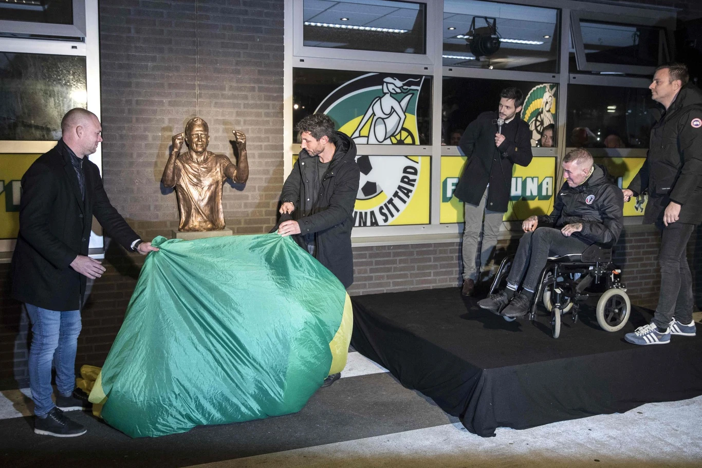 Fernando Ricksen (na wózku) mocno wzruszony podczas ceremonii odsłonięcia jego popiersia na stadionie Fortuny Sittard w styczniu 2018 roku