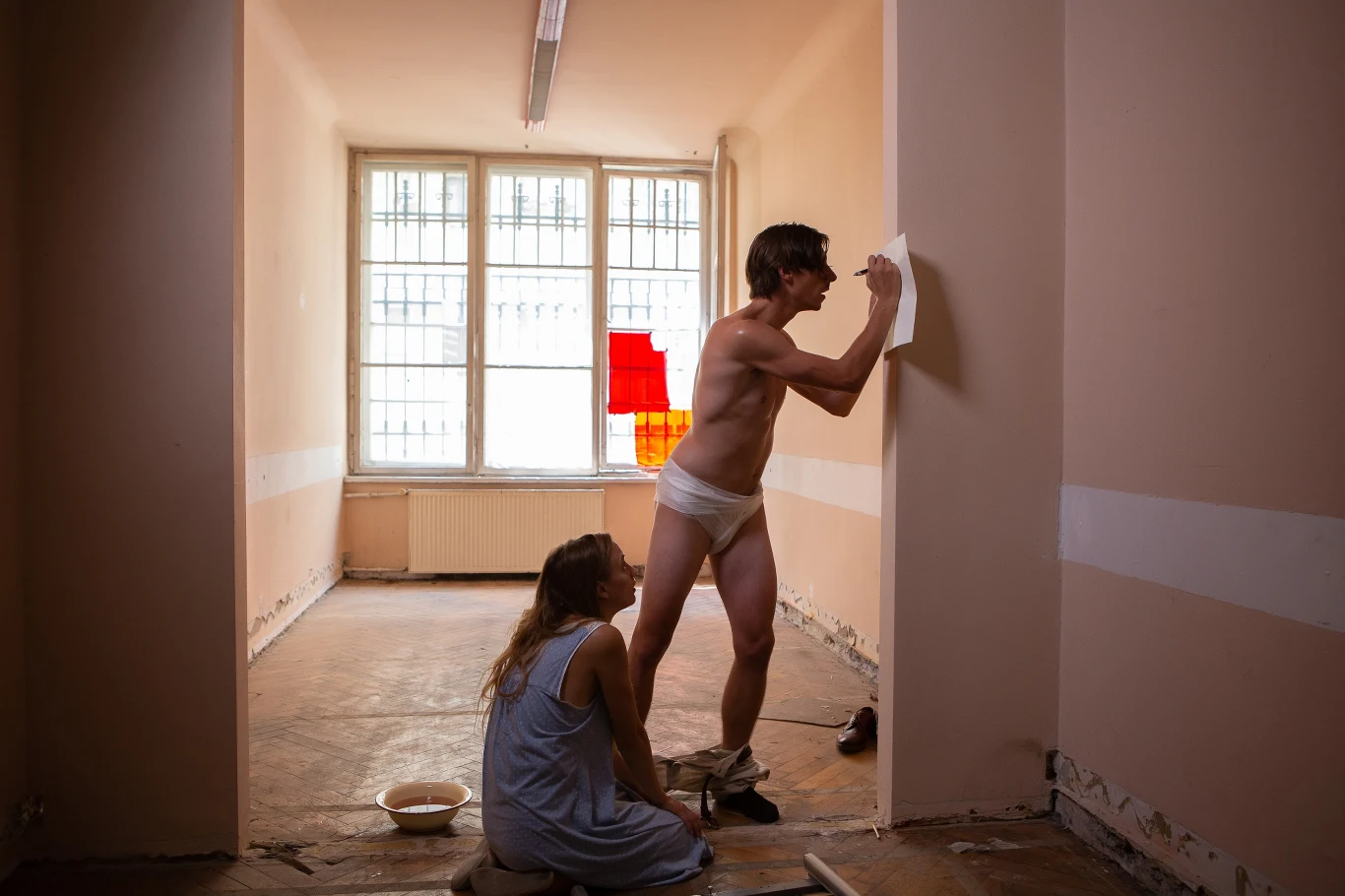 Nauczyciel historii Ludwik (Sebastian Pawlak) zostaje upokorzony przez agresywnych, nacjonalistycznych licealistów.