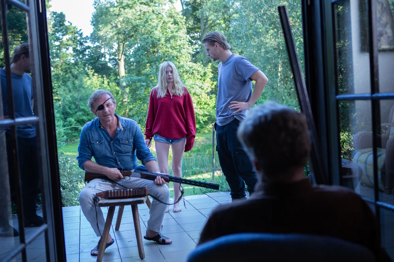 Na miejscu zastają swojego brata, malarza Lucjana (Andrzej Chyra).