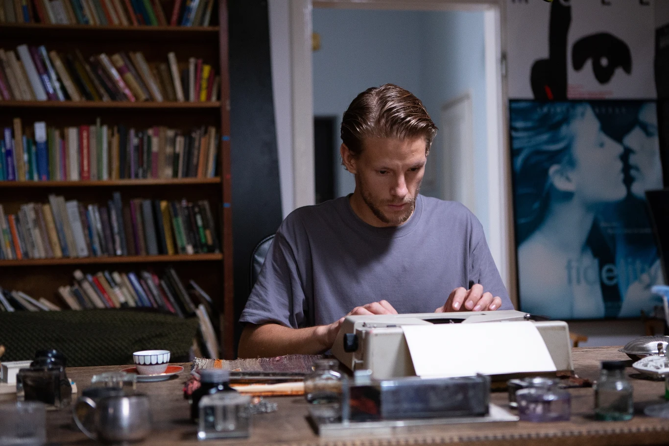 Polonista Marian (Sebastian Fabijański) usiłuje pomóc swojemu koledze, ale w konsekwencji zostaje zwolniony z pracy.