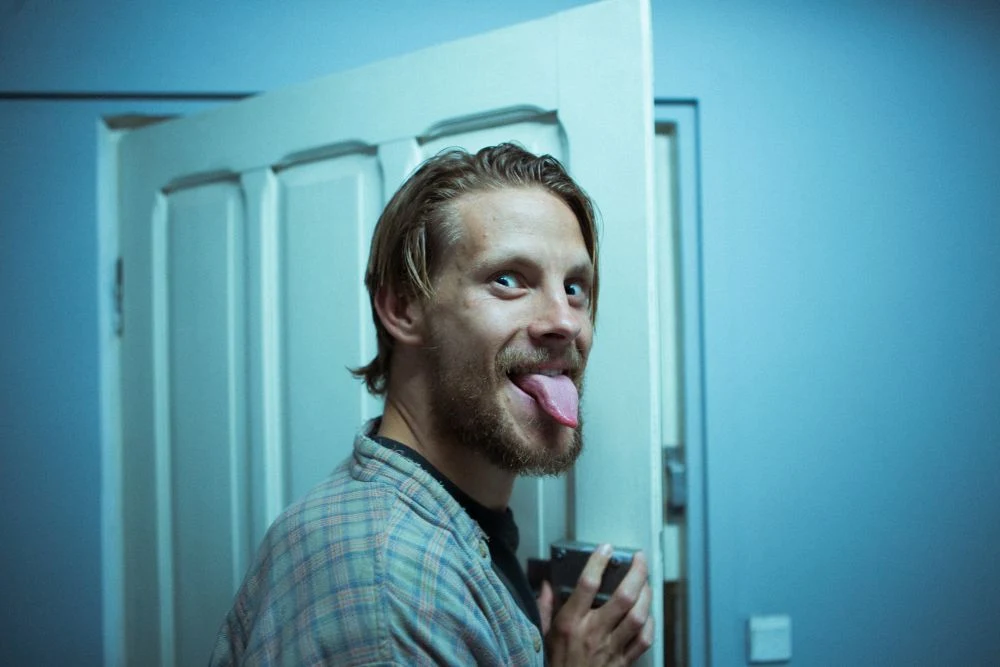 Razem ze swoim bratem, chorym na trąd kompozytorem Józefem (Eryk Kulm) usiłuje napisać piosenkę, która stałaby się przebojem.
