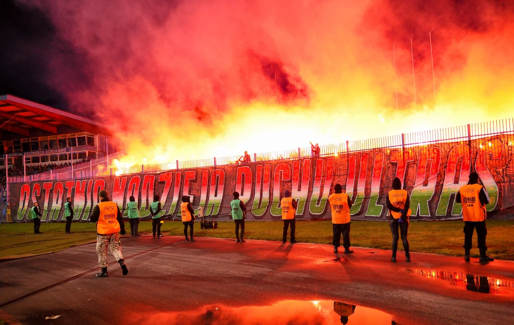 Kibice Legii odpaleniem rac przerwali spotkanie Kibice Legii odpaleniem rac przerwali spotkanie
