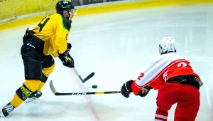 Hokeista drużyny Kadra PZHL U-23 Kacper Opiłka (z prawej) i Nestori Lähde z GKS-u Katowice