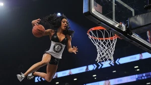 Cheerleaderka Brooklyn Nets w spektakularnej akcji