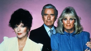 Rodzinę Carringtonów oglądały miliony w 90 krajach, także w Polsce.  W środku John Forsythe jako Blake. U jego boku, w niebieskim – Linda Evans (Krystle), po drugiej stronie, w bieli – Joan Collins (Alexis)