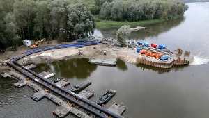 Awaryjny rurociąg na moście pontonowym