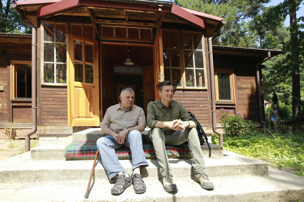 Krzysztof Globisz na planie serialu "Leśniczówka"