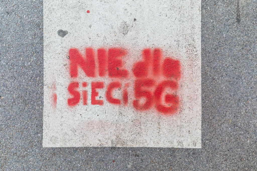 Znaki przeciw wprowadzeniu 5G widać na niebie i ziemi nie tylko w Polsce...