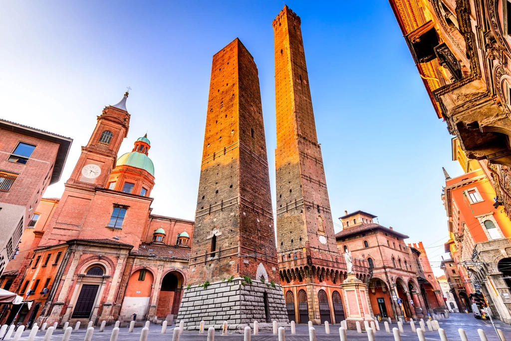 Charakterystycznym symbolem Bolonii są dwie krzywe wieże