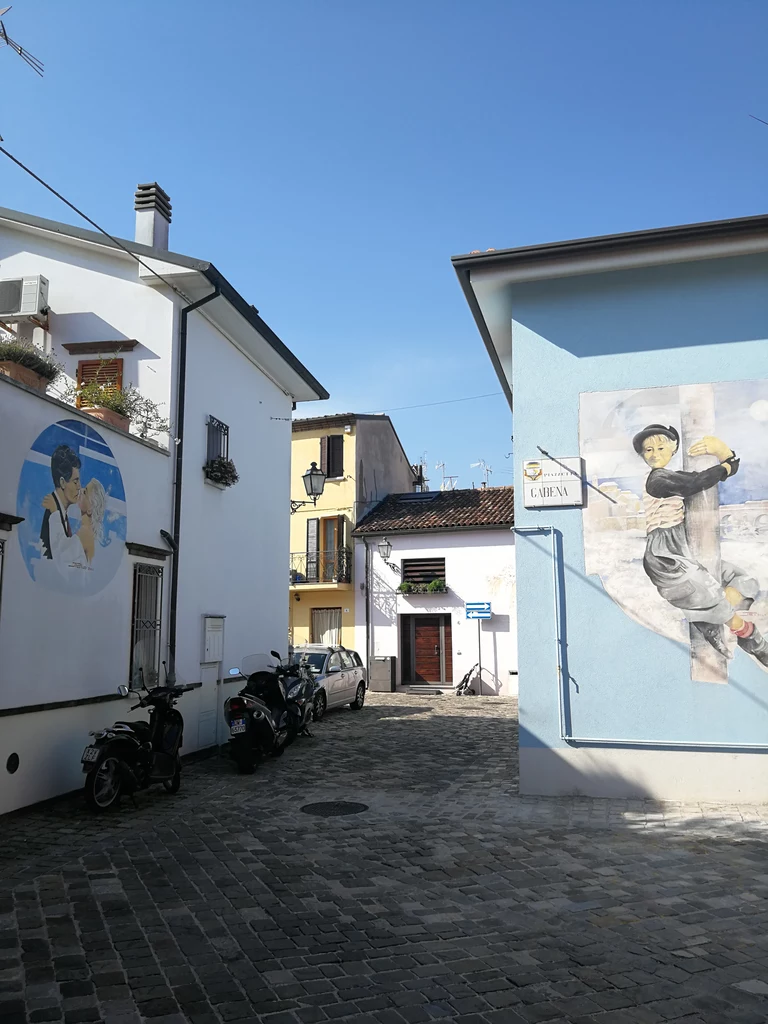 Na ulicach Rimini zobaczyć można malowidła związane z F. Fellinim