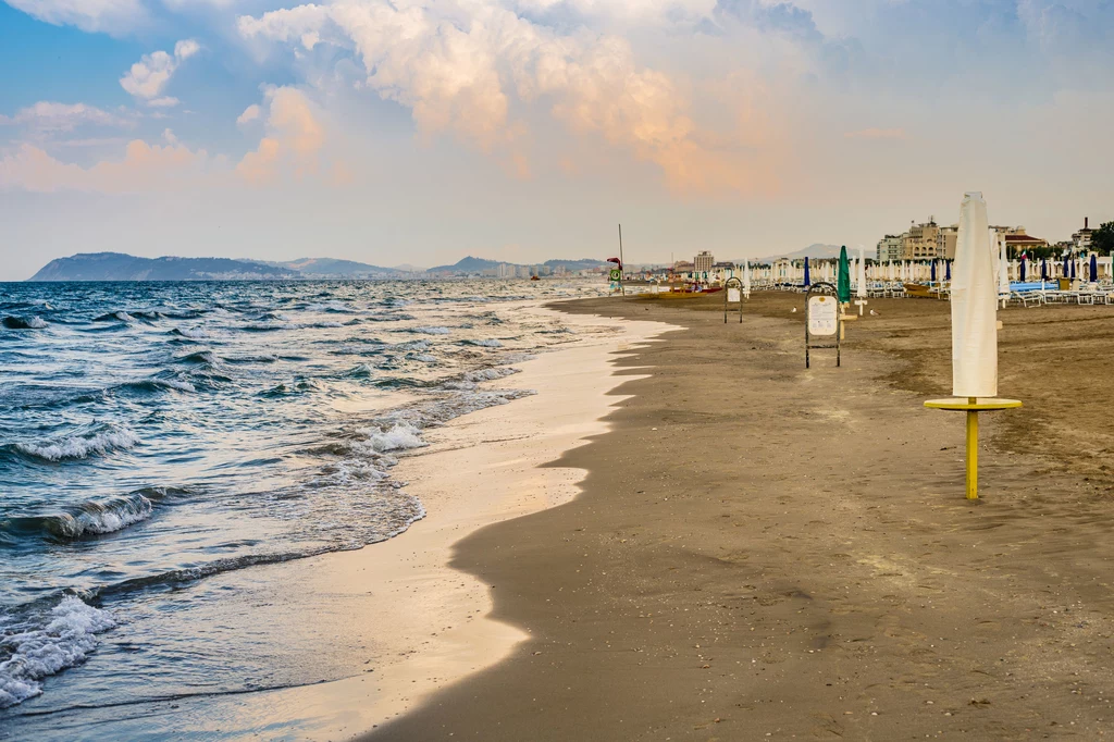 Plaża w Rimini jest długa, piaszczysta i czysta