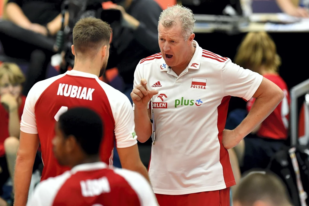 Trener reprezentacji Polski Vital Heynen (P) w rozmowie z kapitanem naszej drużyny Michałem Kubiakiem Trener reprezentacji Polski Vital Heynen (P) w rozmowie z kapitanem naszej drużyny Michałem Kubiakiem