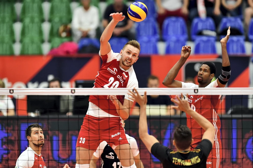 Fabian Drzyzga (L), Mateusz Bieniek (2L) i Wilfredo Leon (P) oraz Dmytro Teriomenko (2P) z Ukrainy Fabian Drzyzga (L), Mateusz Bieniek (2L) i Wilfredo Leon (P) oraz Dmytro Teriomenko (2P) z Ukrainy