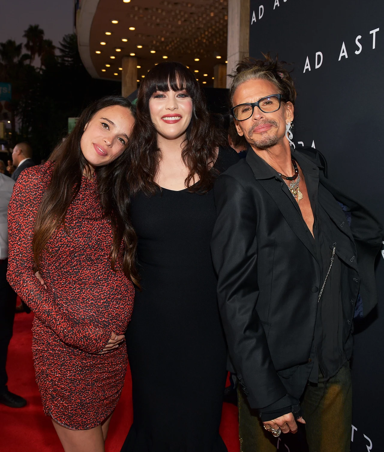 Na rodzinnym zdjęciu od lewej Chelsea, Liv i Steven Tyler. Aktorka Liv Tyler to owoc krótkiego związku lidera Aerosmith z modelką "Playboya" Bebe Buell, która wtedy była związana z rockmanem Toddem Rundgrenem. Buell przez długi czas twierdziła, że biologicznym ojcem jest Rundgren. Prawda wyszła na jaw, gdy Liv w wieku 8 lat poznała Stevena Tylera. Widząc podobieństwo wprost zapytała matkę o to, kto naprawdę jest jej ojcem. Media poinformowały o tym w 1991 r., kiedy Liv oficjalnie zmieniła nazwisko na Tyler. Dwa lata później Liv zagrała w teledysku "Crazy" Aerosmith. Z kolei Chelsea jest córką Stevena z drugiego małżeństwa z Teresą Barrick. Na rodzinnym zdjęciu od lewej Chelsea, Liv i Steven Tyler. Aktorka Liv Tyler to owoc krótkiego związku lidera Aerosmith z modelką "Playboya" Bebe Buell, która wtedy była związana z rockmanem Toddem Rundgrenem. Buell przez długi czas twierdziła, że biologicznym ojcem jest Rundgren. Prawda wyszła na jaw, gdy Liv w wieku 8 lat poznała Stevena Tylera. Widząc podobieństwo wprost zapytała matkę o to, kto naprawdę jest jej ojcem. Media poinformowały o tym w 1991 r., kiedy Liv oficjalnie zmieniła nazwisko na Tyler. Dwa lata później Liv zagrała w teledysku "Crazy" Aerosmith. Z kolei Chelsea jest córką Stevena z drugiego małżeństwa z Teresą Barrick.
