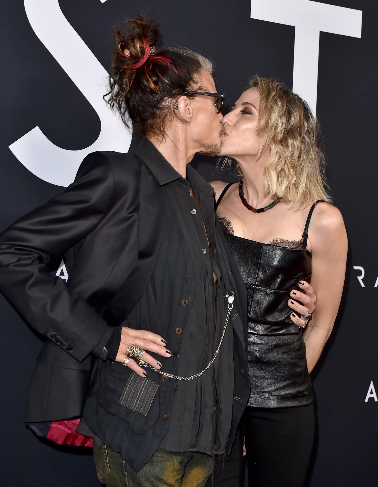 Wokalista Aerosmith to jeden z największych kobieciarzy rocka. Lista jego miłosnych podbojów spokojnie dorównuje bogatej dyskografii. Rockman był związany z m.in. Elizabeth Jagger (córka Micka Jaggera z The Rolling Stones), aktorką Lynn Collins, Brendą Cooper, Valeri Kendall (była żona Alexa Van Halena, perkusisty Van Halen), modelką Justiną Crosslin i kompozytorką Carly Simon. W latach 1975-78 Tyler spotykał się z groupie Julią Holcomb. Parą zostali, gdy Julia miała zaledwie 16 lat (Tyler miał wówczas 27). Rockman przekonał wtedy rodziców dziewczyny, by udzielili mu zgody na formalną opiekę nad nastolatką. Gdy Julia zaszła w ciążę, pogrążona w narkotykowym nałogu para zdecydowała się na aborcję. "Byłem naprawdę załamany po zabiegu. Mówiłem: 'Jezu, co ja zrobiłem?'" - napisał po latach w biografii wokalista. Inaczej sytuację zapamiętała sama Holcomb, która twierdziła, że podczas aborcji Tyler zażywał kokainę, przy okazji proponując jej narkotyki. Po latach Julia Holcomb przeszła na katolicyzm i dołączyła do organizacji Silent No More tworzonej przez kobiety żałujące, że zdecydowały się na usunięcie ciąży. Wokalista Aerosmith to jeden z największych kobieciarzy rocka. Lista jego miłosnych podbojów spokojnie dorównuje bogatej dyskografii. Rockman był związany z m.in. Elizabeth Jagger (córka Micka Jaggera z The Rolling Stones), aktorką Lynn Collins, Brendą Cooper, Valeri Kendall (była żona Alexa Van Halena, perkusisty Van Halen), modelką Justiną Crosslin i kompozytorką Carly Simon. W latach 1975-78 Tyler spotykał się z groupie Julią Holcomb. Parą zostali, gdy Julia miała zaledwie 16 lat (Tyler miał wówczas 27). Rockman przekonał wtedy rodziców dziewczyny, by udzielili mu zgody na formalną opiekę nad nastolatką. Gdy Julia zaszła w ciążę, pogrążona w narkotykowym nałogu para zdecydowała się na aborcję. "Byłem naprawdę załamany po zabiegu. Mówiłem: 'Jezu, co ja zrobiłem?'" - napisał po latach w biografii wokalista. Inaczej sytuację zapamiętała sama Holcomb, która twierdziła, że podczas aborcji Tyler zażywał kokainę, przy okazji proponując jej narkotyki. Po latach Julia Holcomb przeszła na katolicyzm i dołączyła do organizacji Silent No More tworzonej przez kobiety żałujące, że zdecydowały się na usunięcie ciąży.