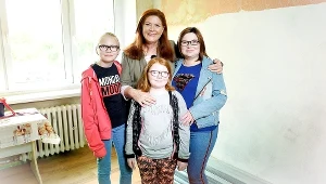 Katarzyna Dowbor i pani Justyna z córkami podczas realizacji programu "Nasz nowy dom"