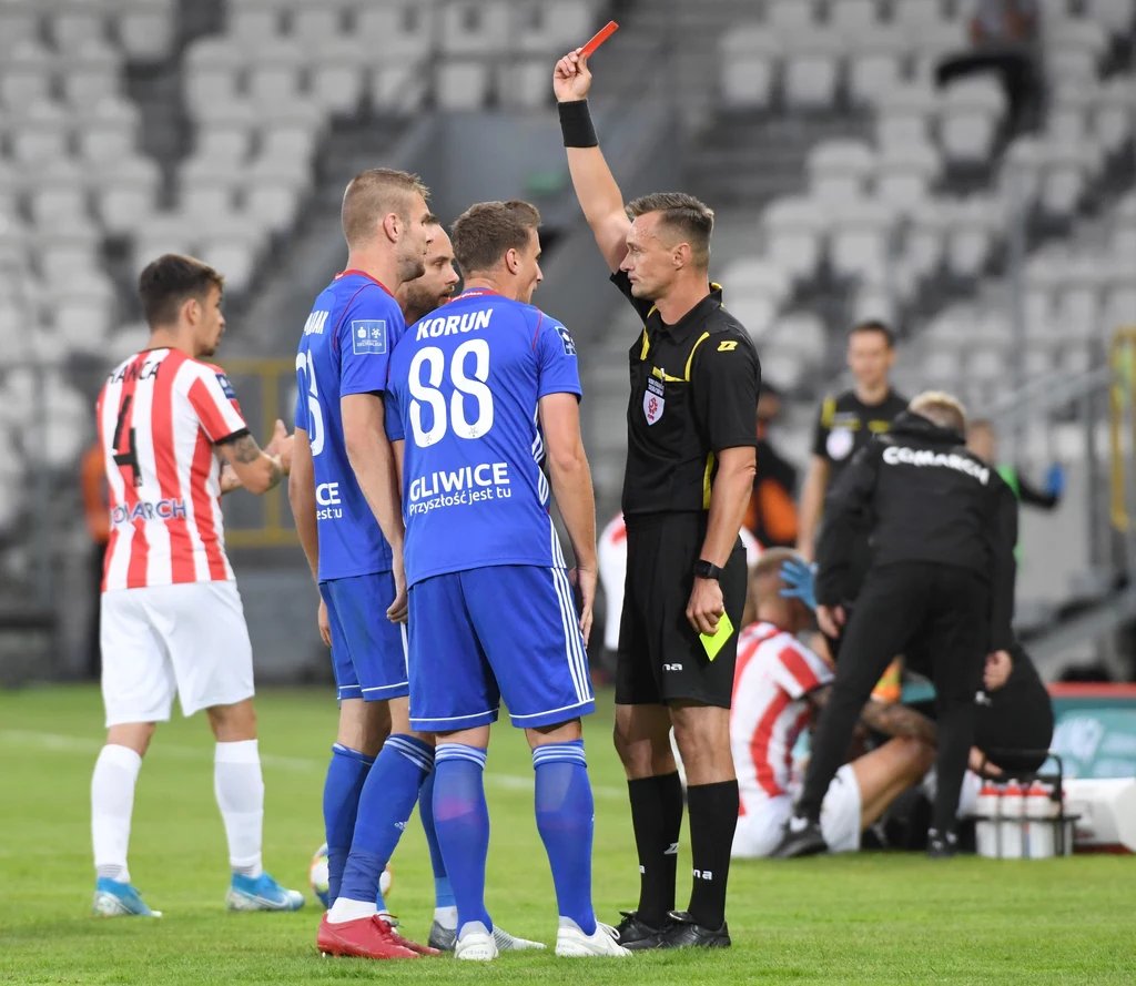 W ostatnim meczu Bartosz Rymaniak dostał czerwoną kartkę W ostatnim meczu Bartosz Rymaniak dostał czerwoną kartkę