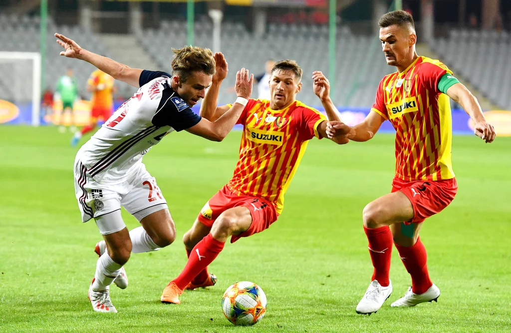 Piłkarze Korony Kielce Michael Gardawski i Adnan Kovaczević oraz Kamil Wojtkowski z Wisły Kraków Piłkarze Korony Kielce Michael Gardawski i Adnan Kovaczević oraz Kamil Wojtkowski z Wisły Kraków