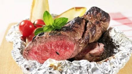 ​Tych potraw nie pakuj w folię aluminiową. Możesz sobie poważnie zaszkodzić