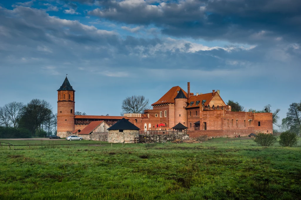 Na prawym brzegu Narwi położony jest zamek królewski z XV wieku