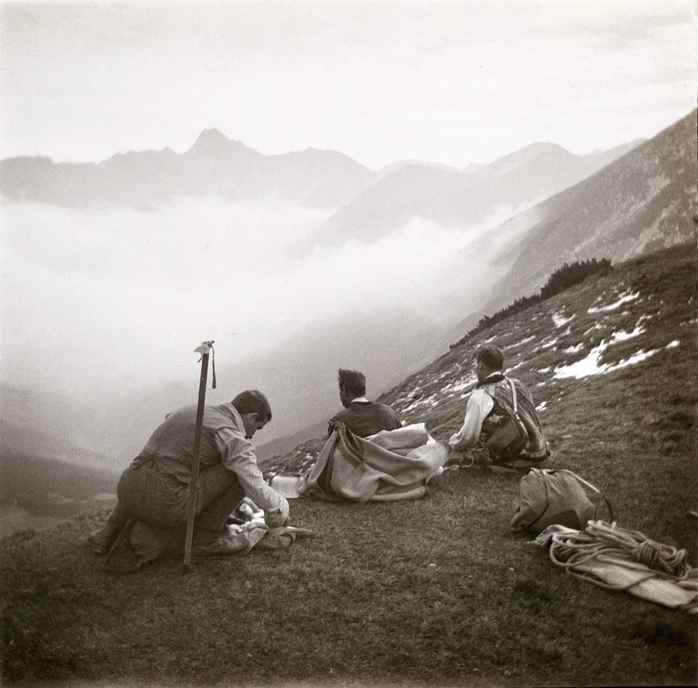 Turysta z przewodnikami w Tatrach w 1911 roku