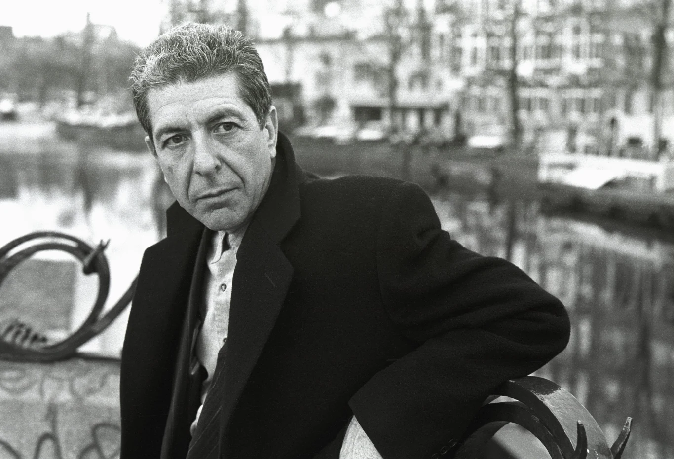 Cohen, kiedy stał się sławny, podróżował, otaczał się pięknymi kobietami, eksperymentował z LSD (wówczas jeszcze legalnym), prowadził wystawne życie. Często powtarzał, że śpiewem zajął się ponieważ zrozumiał, że nie uda mu się wyżyć z pisania. Nigdy wcześniej nie myślał o karierze piosenkarza, traktując muzykę jako formę wytchnienia od trudów pisania.