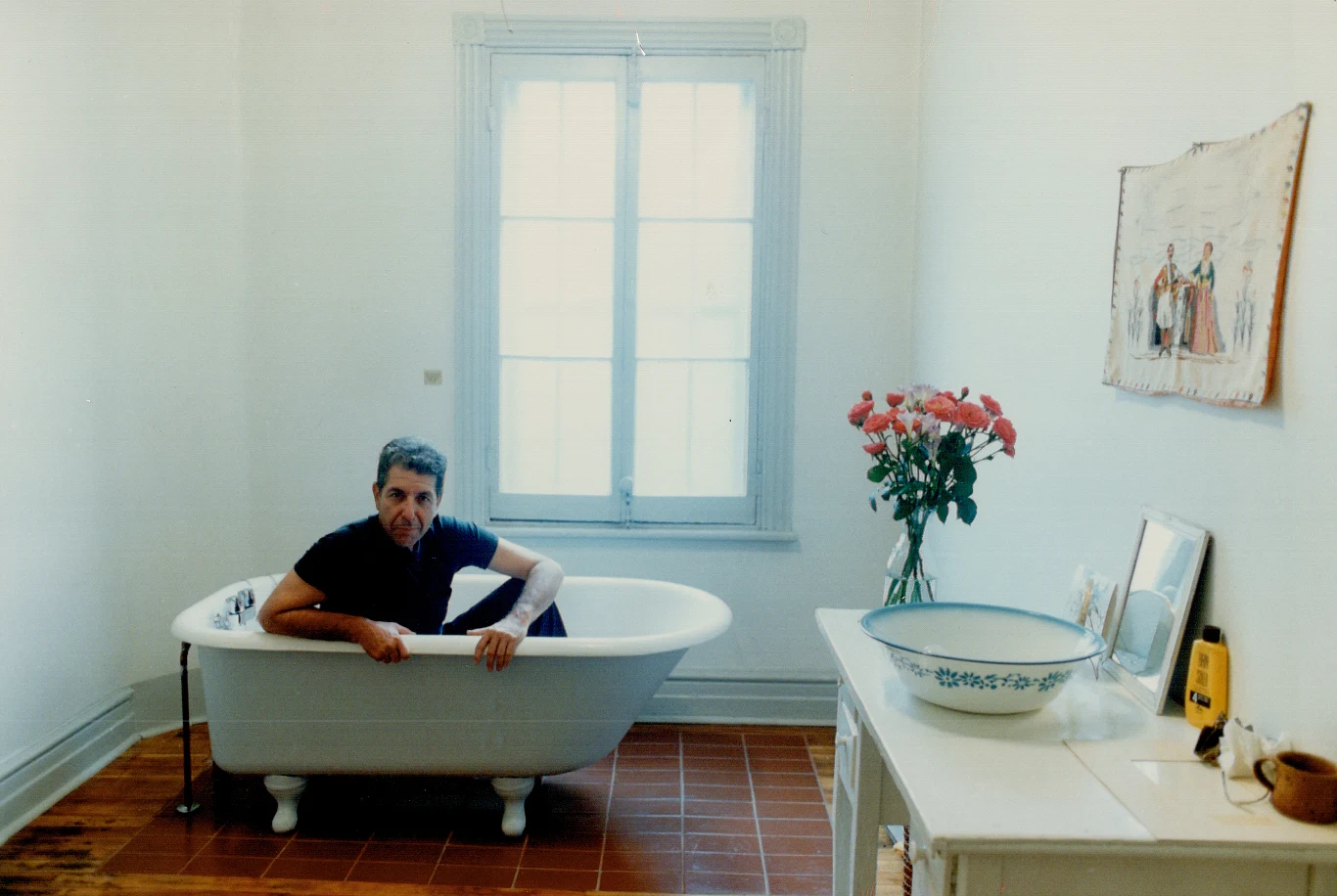 Gdy 27 grudnia 1967 roku do sklepów płytowych trafił album "Songs of Leonard Cohen", jej 33-letni autor na scenie muzycznej był postacią anonimową. Rozpoznawalny był natomiast w świecie literackim. Jego powieści "Ulubiona gra" i "Piękni przegrani" ukazały się w Kanadzie na początku lat 60. i zdradzały fascynację Cohena problemami tożsamości, polityki, religii i seksu. Płyta "Songs of Leonard Cohen" nie okazała się jedynie kaprysem ekscentrycznego literata, ale pierwszą z płyt jednego z najbardziej wpływowych artystów muzyki popularnej. "Chciałbym, żeby moje piosenki przetrwały tyle czasu, ile przeciętne volvo. Czyli około 30 lat" - wyznał w jednym z wywiadów.