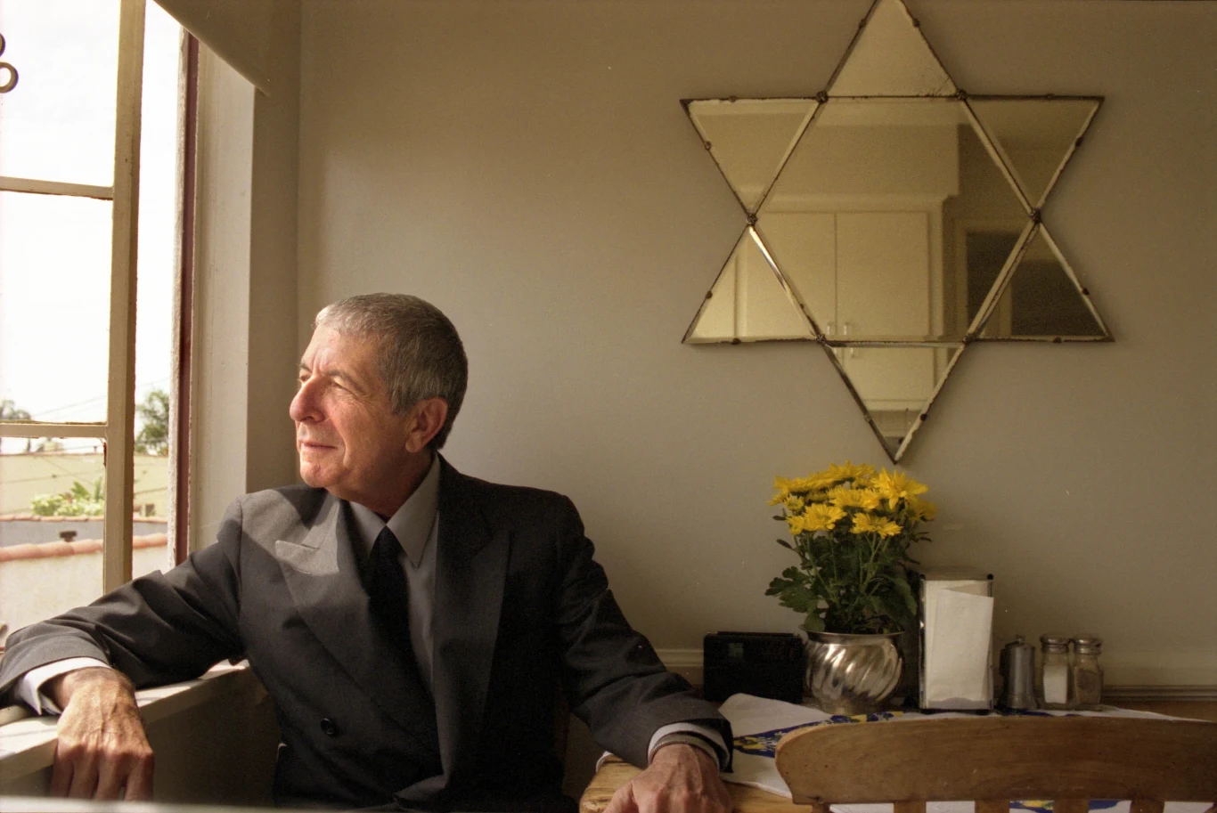 Leonard Cohen urodził się w 1934 roku w Montrealu, w średniozamożnej żydowskiej rodzinie. Jego ojciec, Nathan, pochodził z Polski, a matka, Masha Klonitsky, z Litwy.