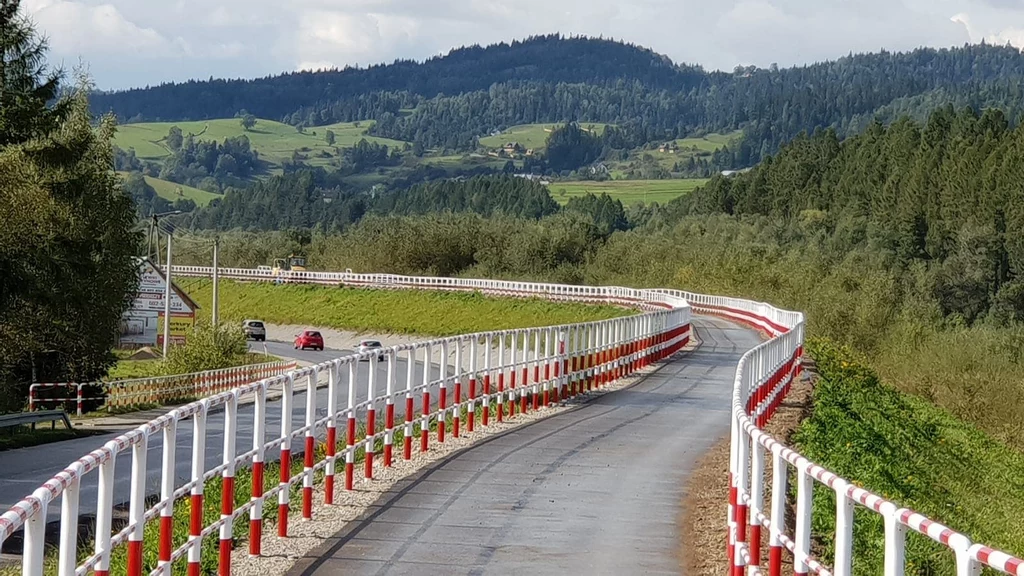 Tak oto postanowiono ozdobić drogę dla rowerów przy Jeziorze Czorsztyńskim / fot. Tygodnik Podhalański