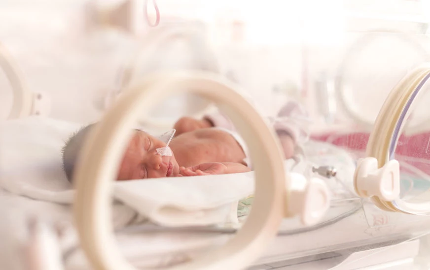 Przeciętnie wcześniak w ciągu dwóch pierwszych lat życia jest dwukrotnie częściej hospitalizowany niż noworodek urodzony o czasie