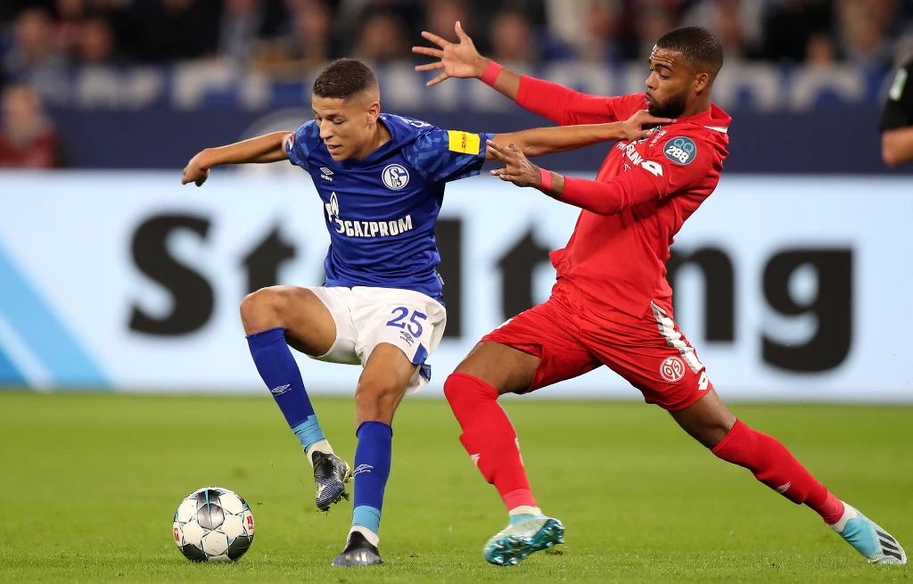 Zawodnik Schalke Amine Harit (z lewej) i piłkarz Mainz Jerry St. Juste Zawodnik Schalke Amine Harit (z lewej) i piłkarz Mainz Jerry St. Juste