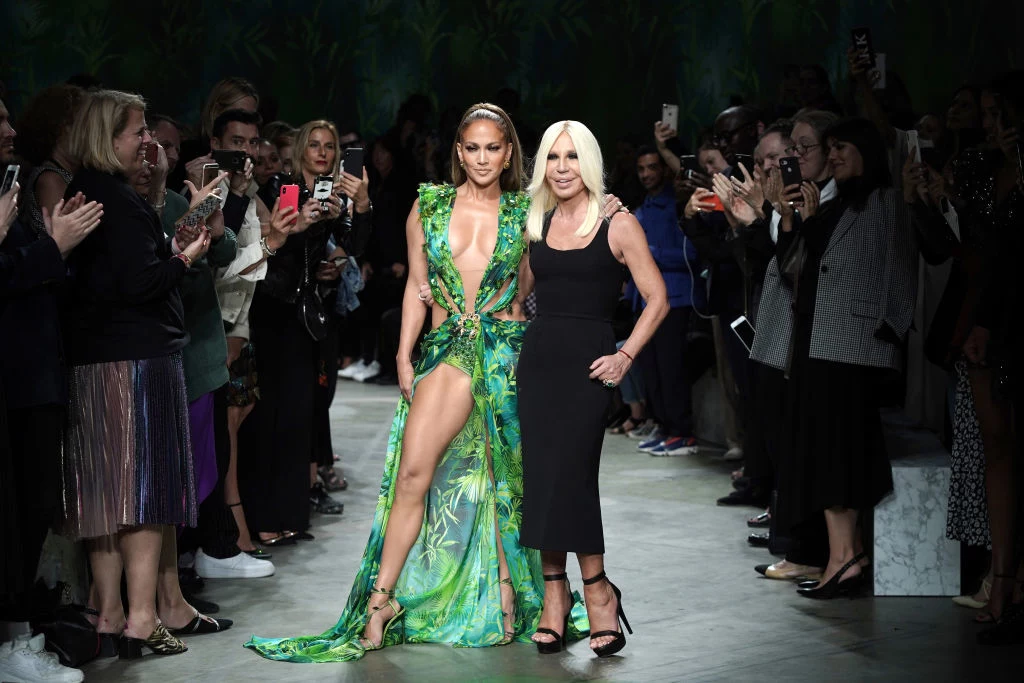 Jennifer Lopez i Donatella Versace podczas mediolańskiego tygodnia mody Jennifer Lopez i Donatella Versace podczas mediolańskiego tygodnia mody